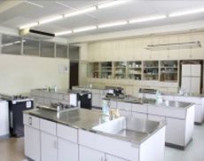 食生活について学ぶ家庭科室
