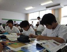 熱心にグループ学習に取り組む生徒達
