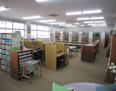 広島市を一望できる景色の綺麗な図書室
