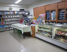 文房具や飲み物が販売されている売店
