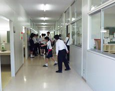 普段の学校生活の廊下の様子