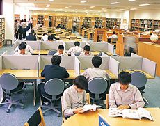 膨大な書籍、雑誌を取りそろえた図書館
