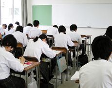 自習室で学習する生徒達
