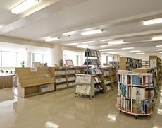広い空間で落ち着いた雰囲気の図書館