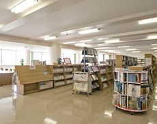 広い空間で落ち着いた雰囲気の図書館
