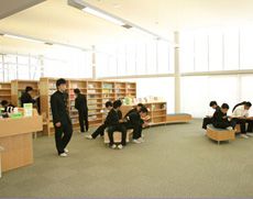 明るく開放感のある図書館
