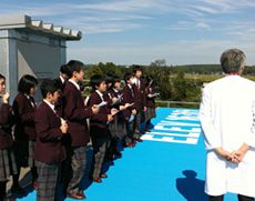現地でドクターヘリについて学ぶ生徒達