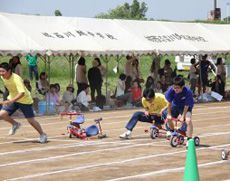 グラウンドで開催される体育祭
