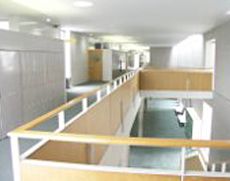 廊下にベンチの置かれた開放的な教室棟