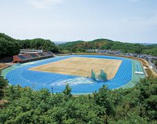 豊かな緑に囲まれた陸上グラウンド
