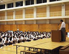 体育館で行われる学期末礼拝
