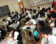 熱心に授業に取り組む生徒達