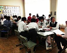 班ごとに学習に取り組む様子