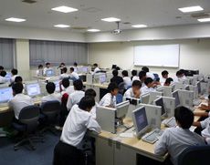 自学自習もできるコンピューター・ルーム
