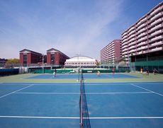 テニス部が活動する6面あるテニスコート