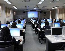 情報や総合学習に利用するコンピュータ室
