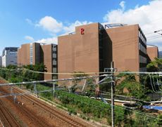 JR京都線側から見た立命館中学・高等学校