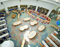 250席ある「呼吸する図書館」
