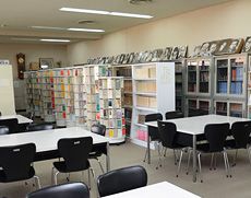 幅広いジャンルが置かれている図書館
