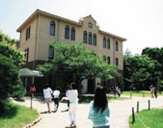 情報系授業を行うアンジー・クルー記念館