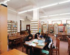 検索用コンピュータが設置された図書館