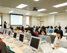 様々な授業に利用されるコンピュータ教室