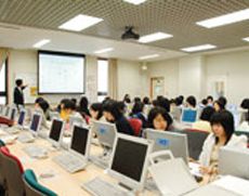 様々な授業に利用されるコンピュータ教室
