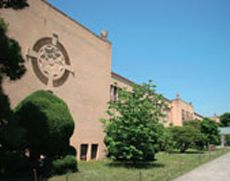 中学部・高等学部の校舎である「葆光館」