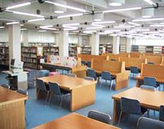 図書室には35000冊以上を蔵書