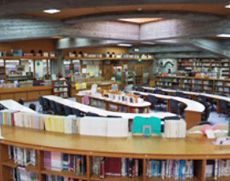 蔵書36,000以上の広々とした図書館