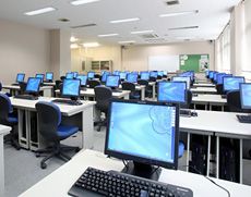 部屋が埋まるほどのコンピュータ教室