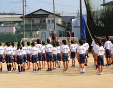 一丸となって競い合う運動会
