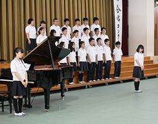 クラス対抗で歌声を競い合う合唱祭