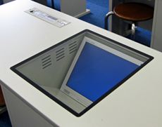 毎週1回英会話の授業に使用するLL教室