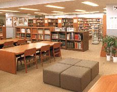 工夫された部屋作りの図書室
