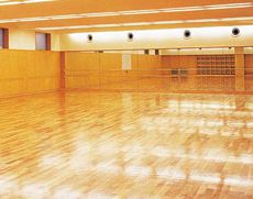 主にダンス部が使う自然光が入る体育室