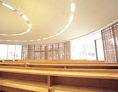 聖堂としても使われる円形のアデルホール