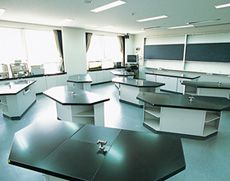 数多くの理科の実験授業を行う生物室