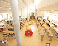 ガラス窓から光降り注ぐ図書情報センター