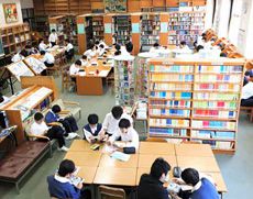 多くの生徒が利用している図書館
