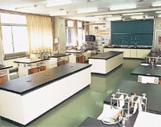 4つの専門教室で充実した理科実験室