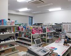 数多くの品を揃えた便利な売店
