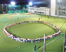 夜間用の設備も整った人工芝グラウンド