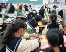 女子部の特別授業で華道を学ぶ