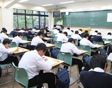 テストに取り組む男子部の生徒達