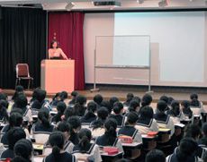 講習会に耳を傾ける生徒達