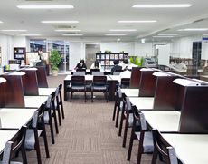 iPadも設置されている便利な図書館
