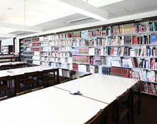 書架が並ぶ蔵書36,000冊の図書館