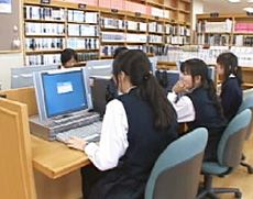 パソコンやAV機器も完備した図書室
