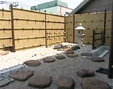 和室から眺めることができる日本庭園
